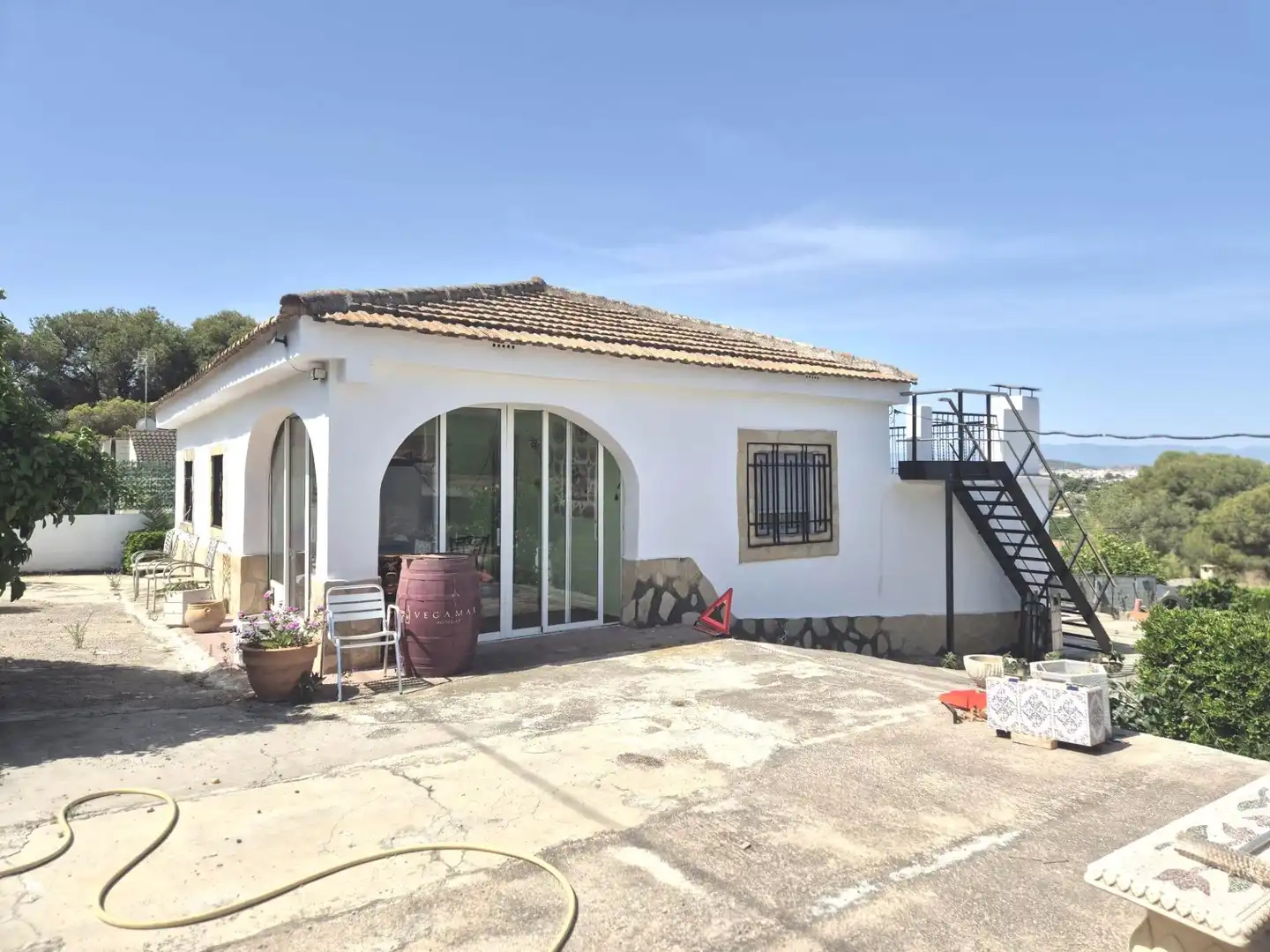 Vista exterior de Casa o xalet en venda en Llíria amb Terrassa i Piscina comunitària