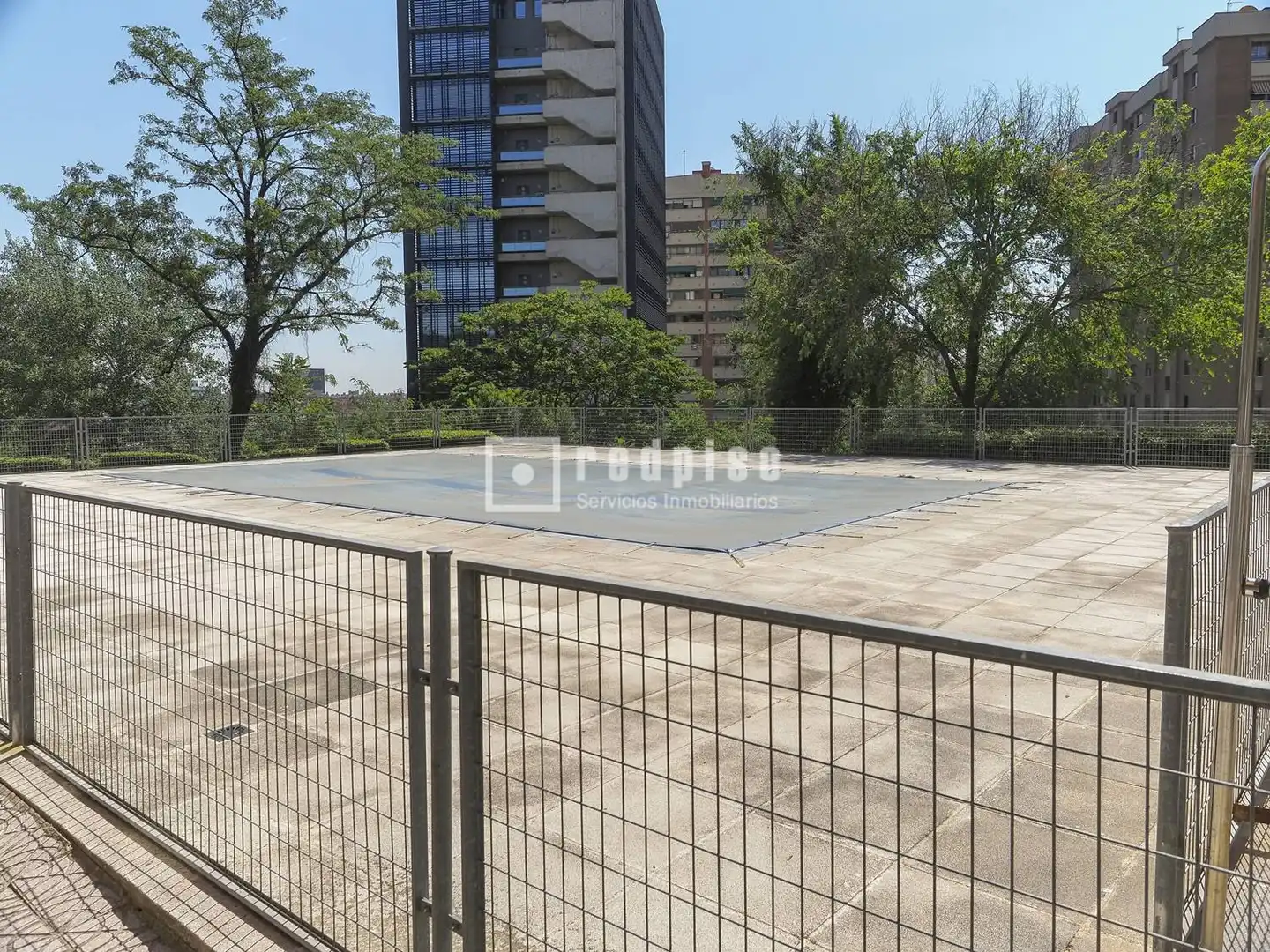 Piscina de Pis en venda en Madrid amb Calefacció, Jardí privat i Terrassa