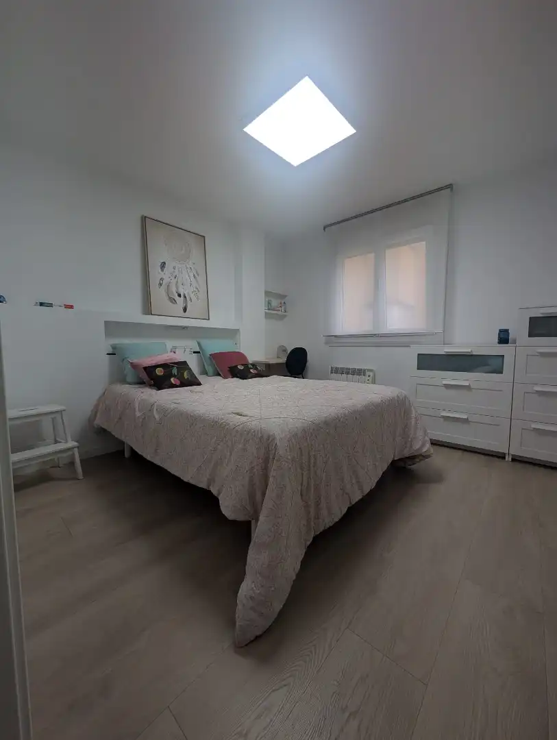 Schlafzimmer von Wohnung zur Miete in Foz mit Heizung, Abstellraum und Möbliert
