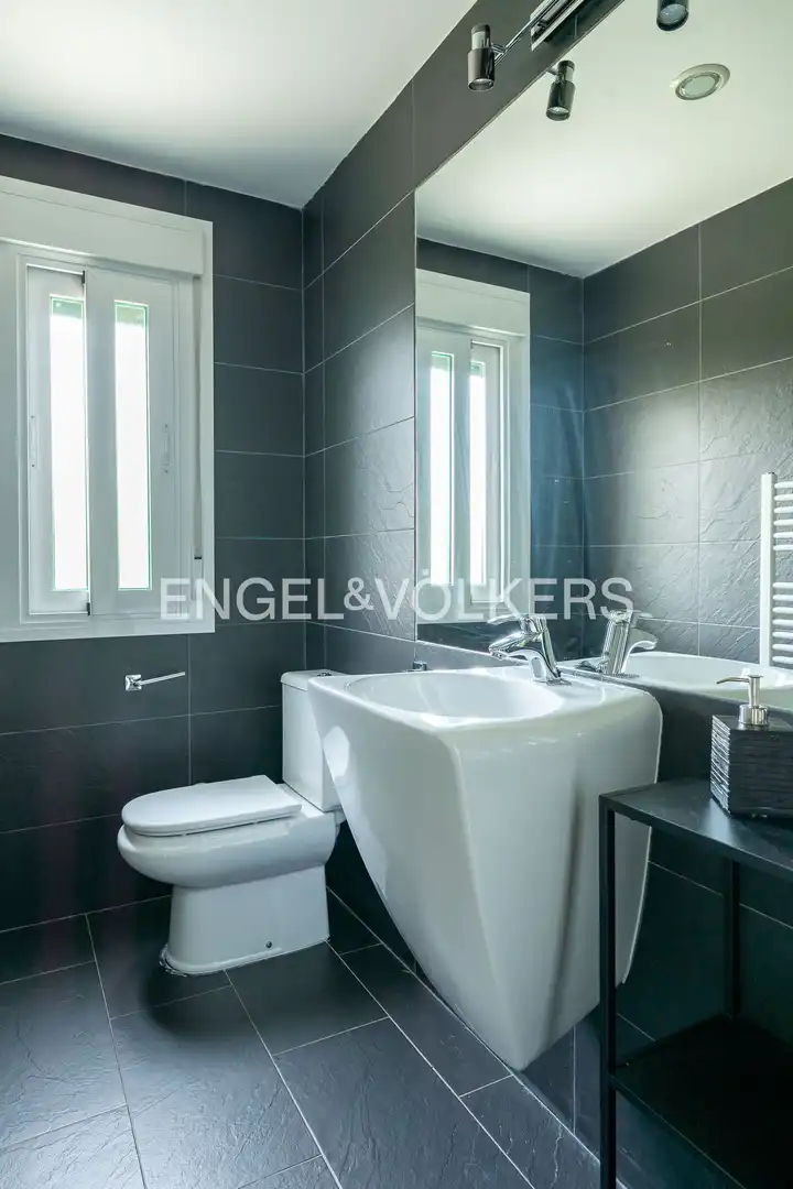 Baño de Casa adosada de alquiler en Tres Cantos con Aire acondicionado, Calefacción y Jardín privado