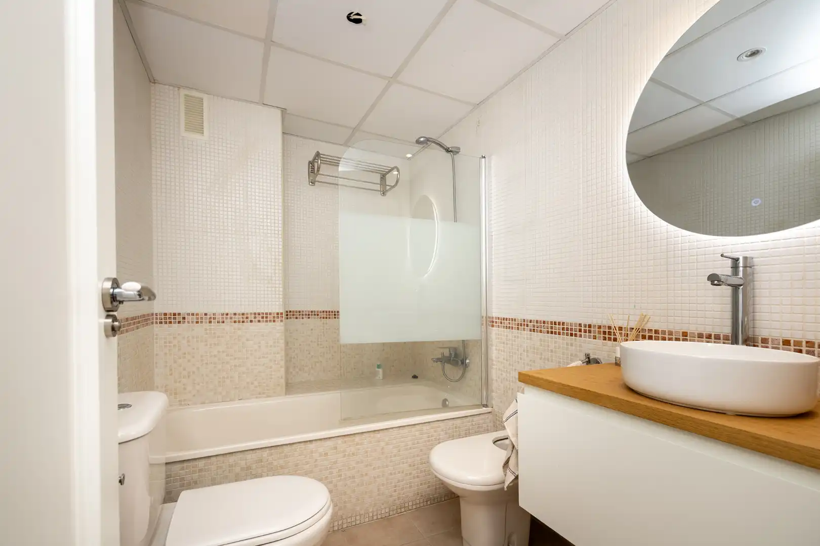 Baño de Piso de alquiler en Granada con Calefacción, Parquet y Terraza