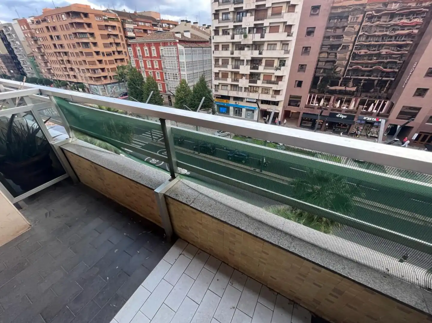 Vista exterior de Piso de alquiler en  Logroño con Aire acondicionado, Calefacción y Terraza