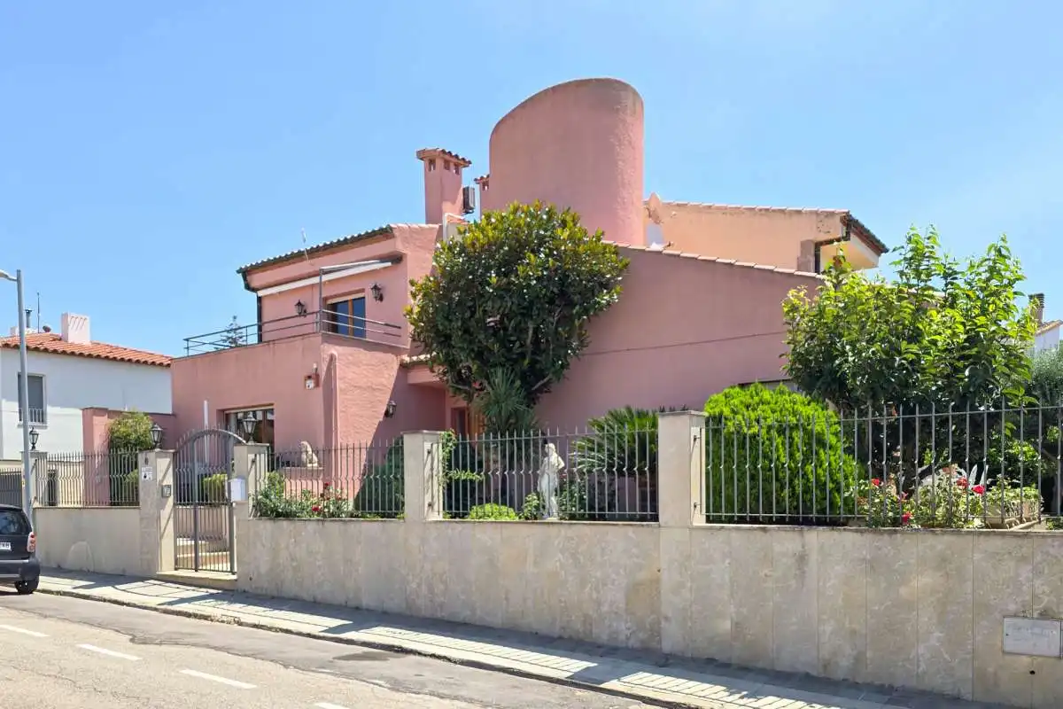 Vista exterior de Casa o xalet en venda en Roses amb Jardí privat