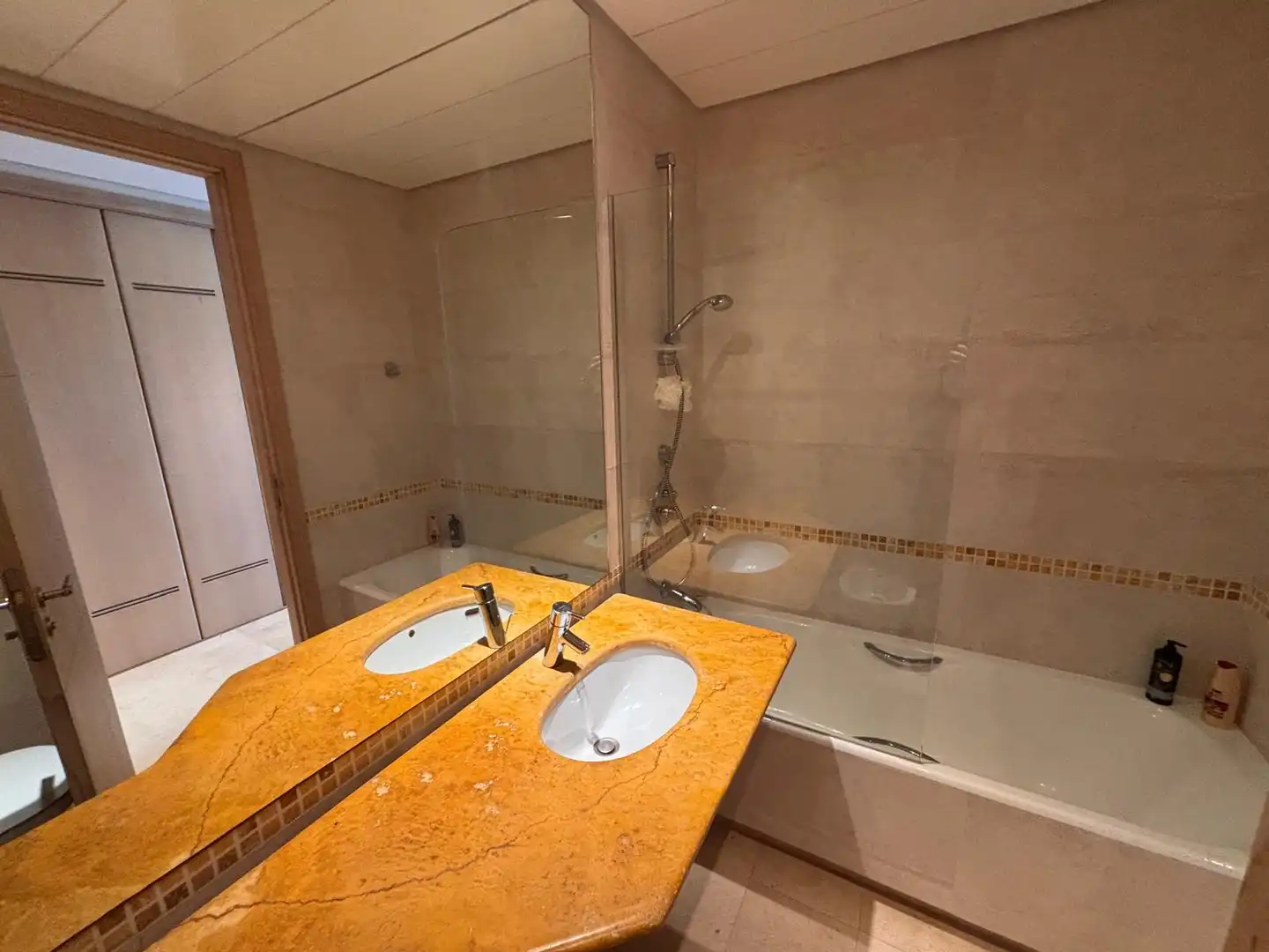Badezimmer von Wohnung zum Verkauf in Sotogrande mit Klimaanlage, Heizung und Privatgarten