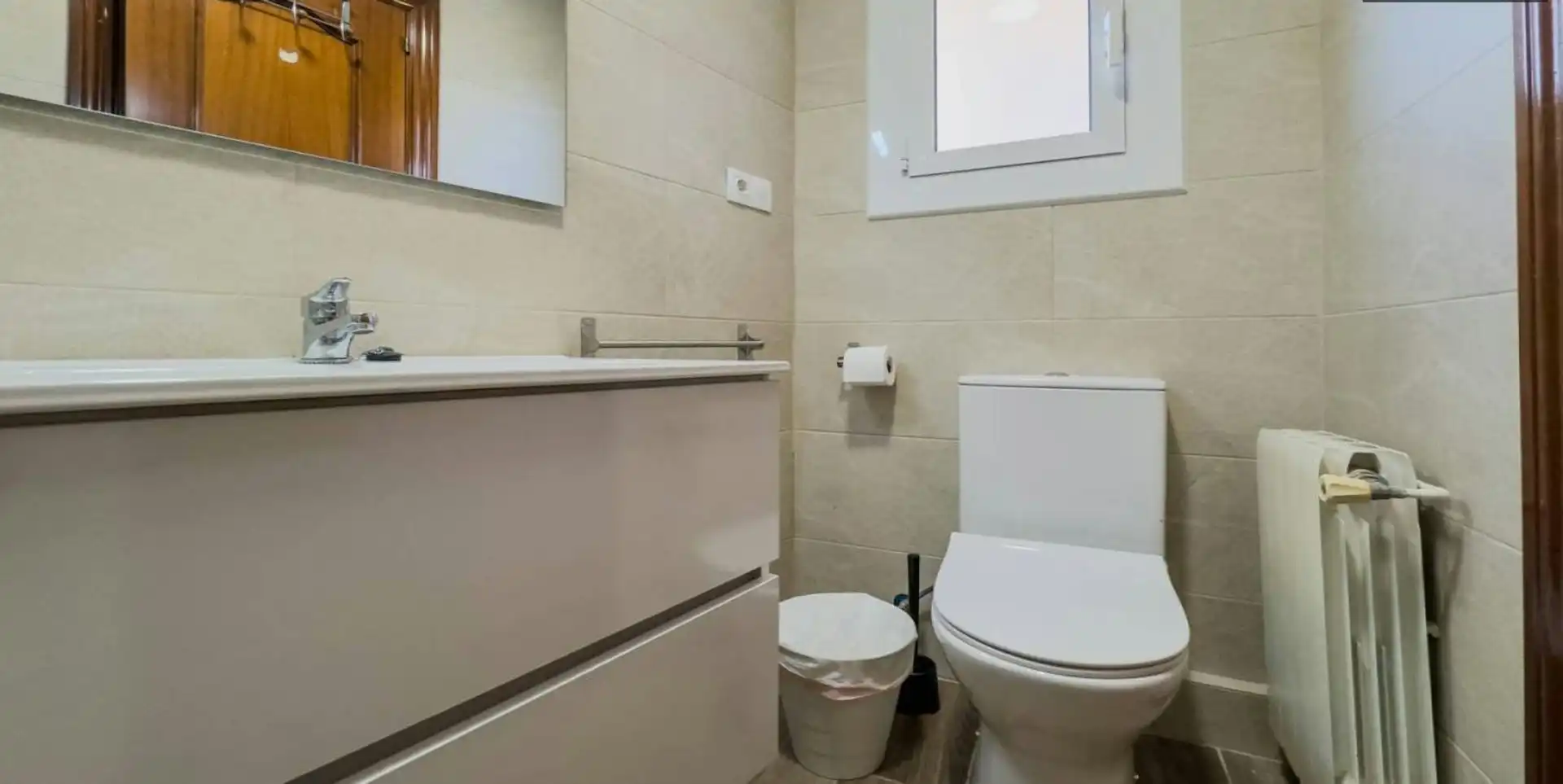 Baño de Piso para compartir en Barcelona con Amueblado y Lavadora