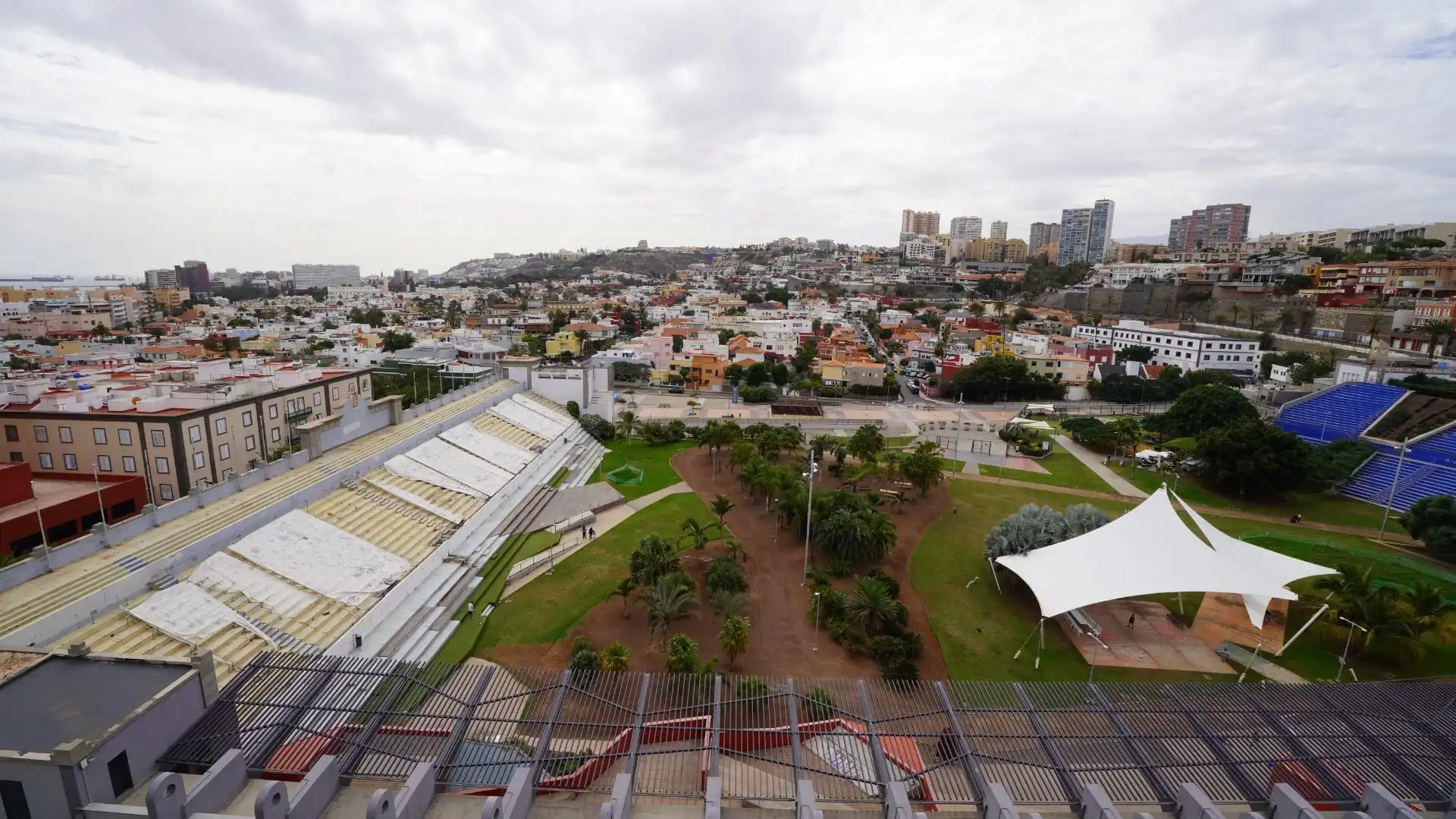 Vista exterior de Pis en venda en Las Palmas de Gran Canaria amb Moblat i Balcó
