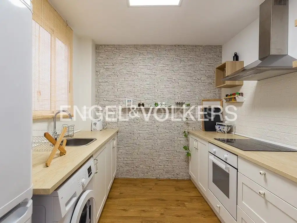 Cuina de Apartament de lloguer en Valencia amb Aire condicionat, Calefacció i Moblat