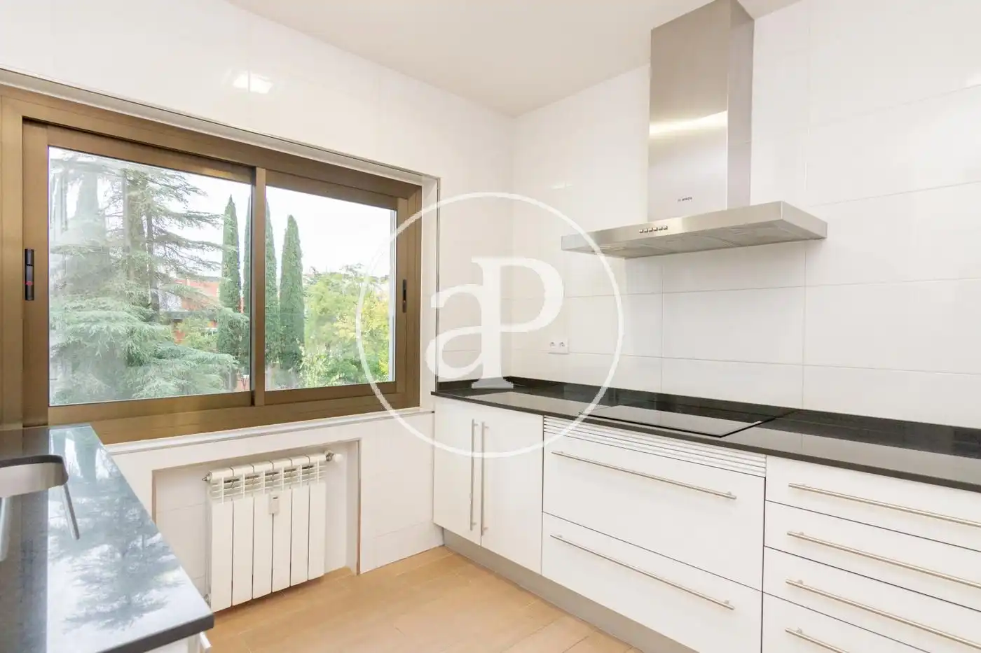 Cocina de Piso de alquiler en Madrid con Aire acondicionado, Calefacción y Jardín privado