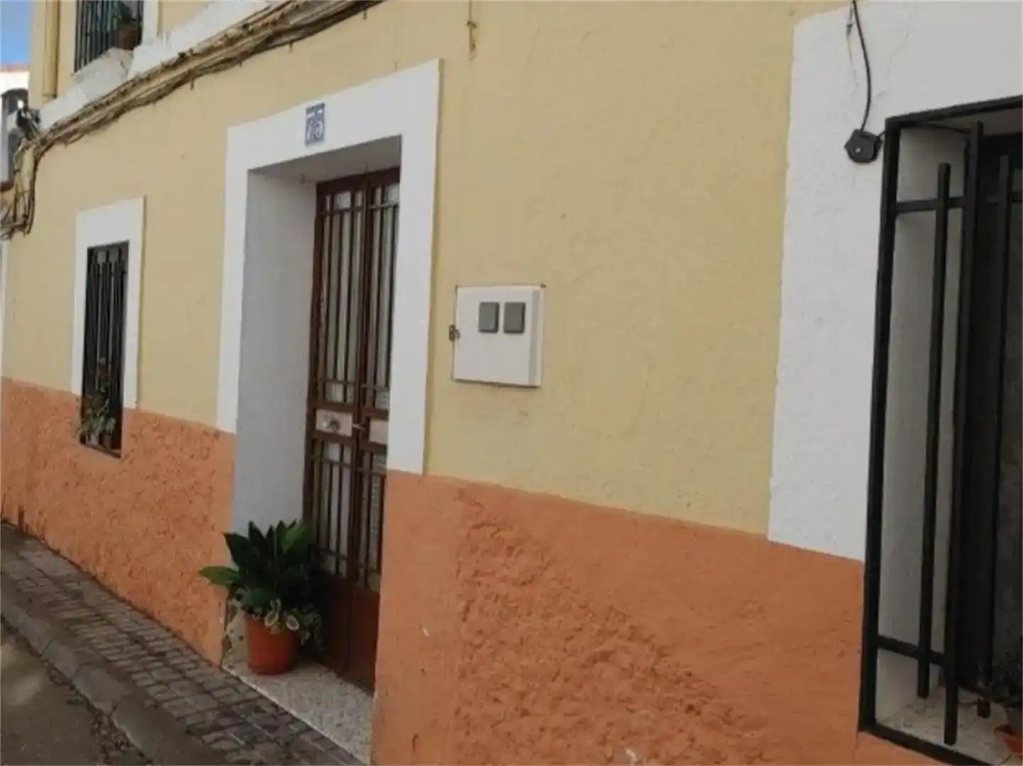 Vista exterior de Casa adosada en venda en Torrejoncillo amb Jardí privat