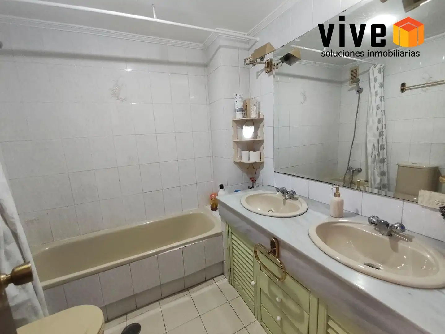 Bathroom of Flat for sale in Sevilla  with Air Conditioner and Terrace