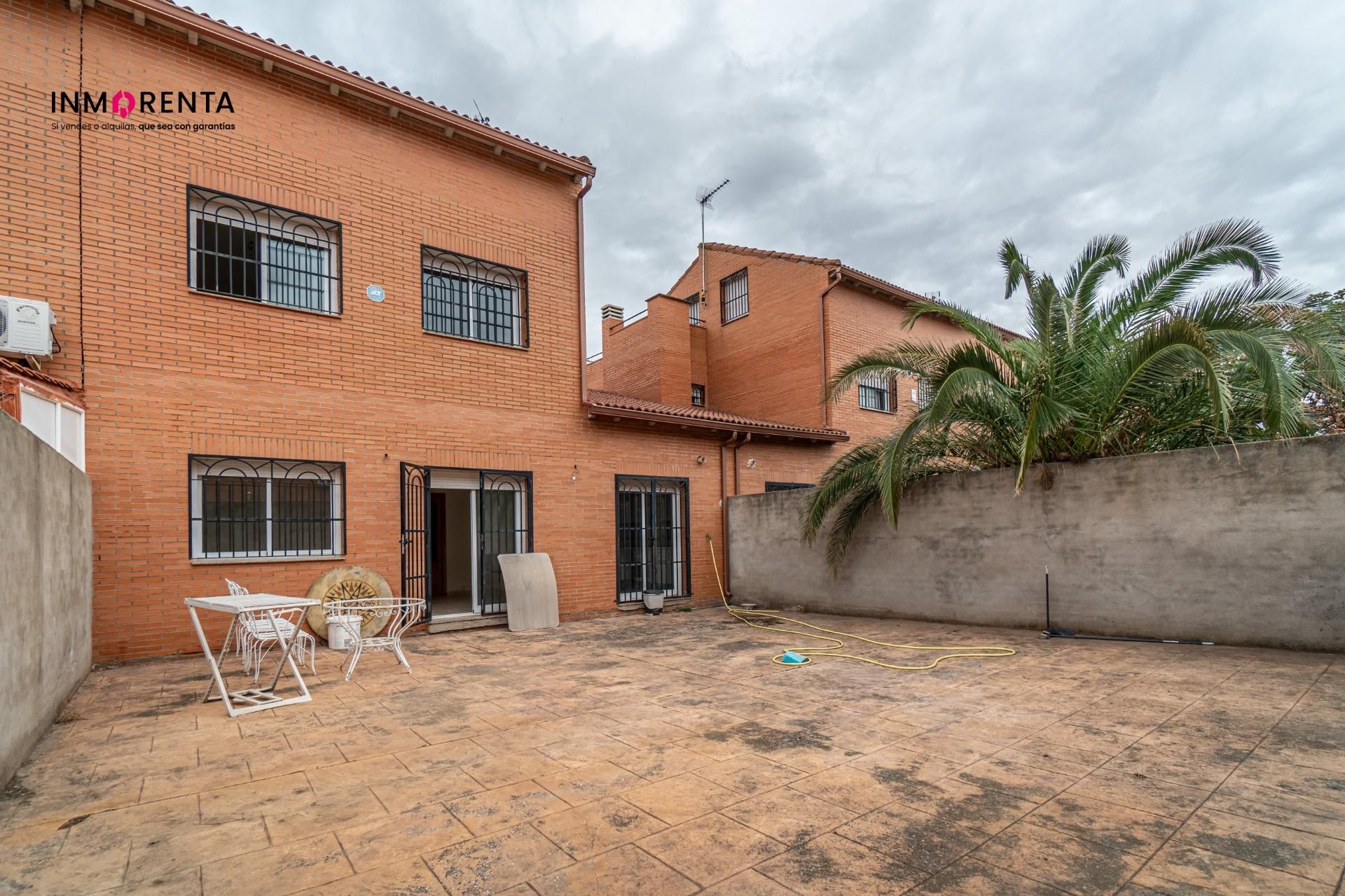 Vista exterior de Casa adosada en venda en Chozas de Canales amb Calefacció i Terrassa