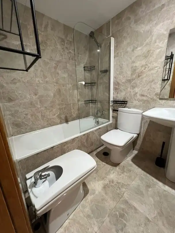 Bathroom of Flat for rent in Madrid  with Air Conditioner, Heating and Private garden