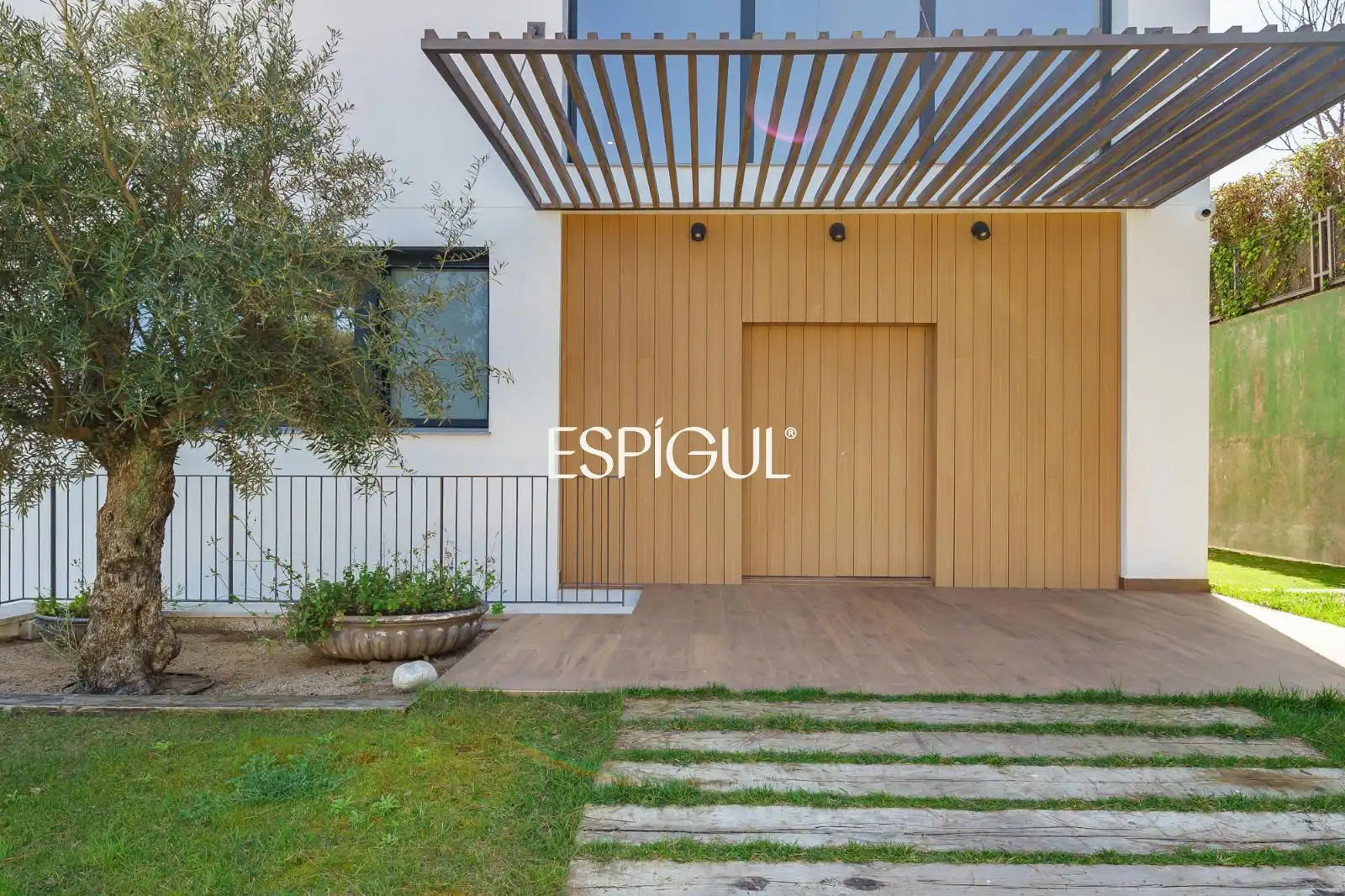Vista exterior de Casa o xalet en venda en Premià de Dalt amb Aire condicionat, Calefacció i Jardí privat