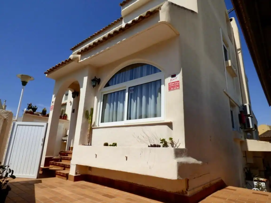 Casa aparellada amb piscina en venda a Rincón de Loix, imagen 3