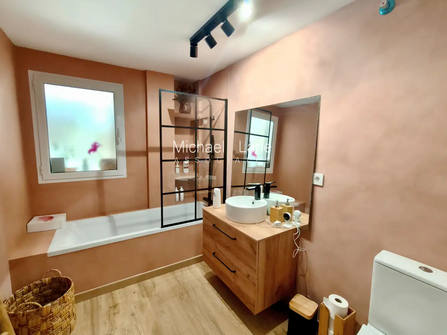 Badezimmer von Wohnung zum Verkauf in Sotogrande mit Klimaanlage, Privatgarten und Terrasse