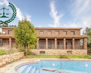 Vista exterior de Casa o xalet en venda en Pedrezuela amb Aire condicionat, Terrassa i Piscina