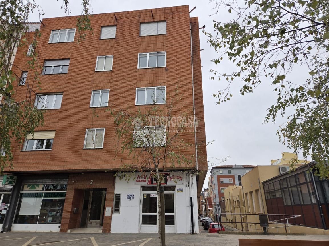 Vista exterior de Local en venda en León Capital 