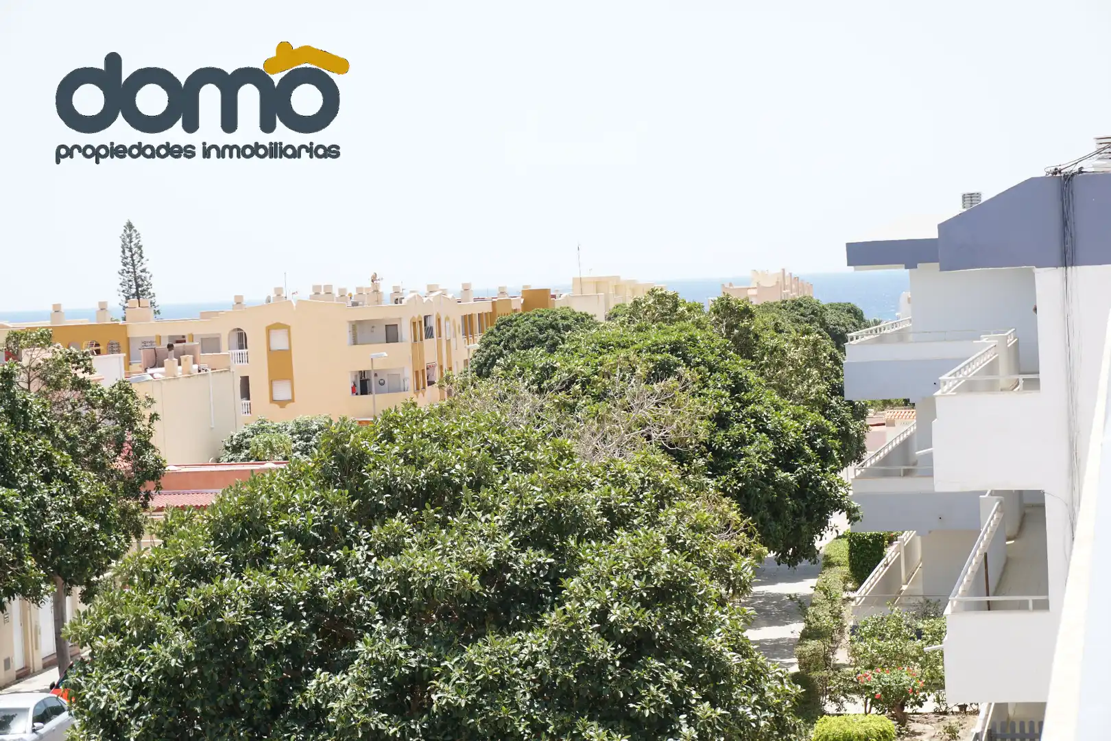 Vista exterior de Piso en venta en Almería con Aire acondicionado, Terraza y Piscina comunitaria