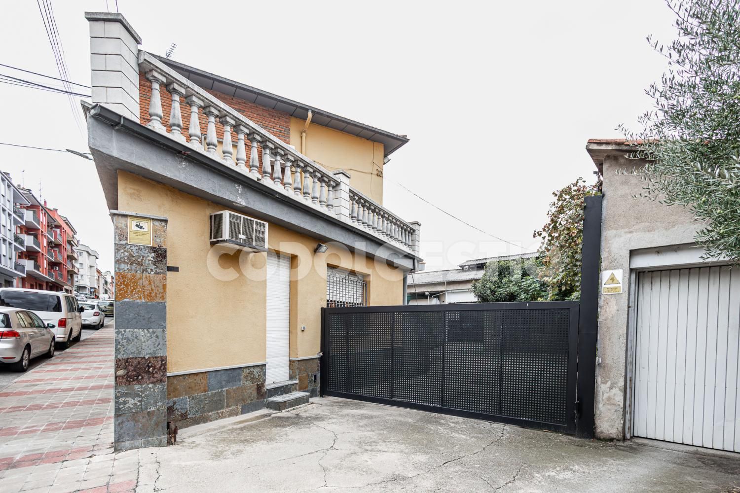 Vista exterior de Nau industrial en venda en Torelló