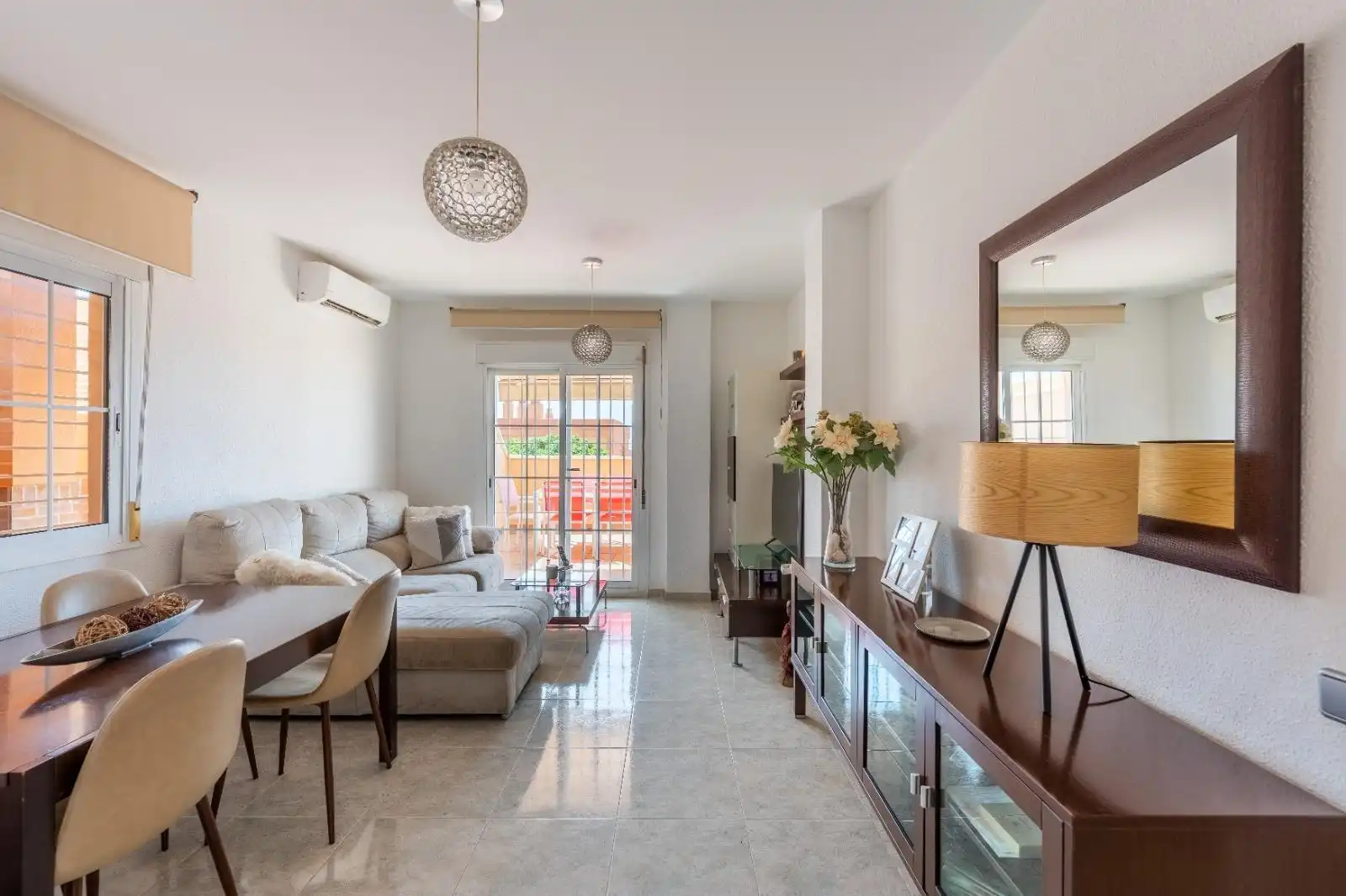 Sala de estar de Piso en venta en Roquetas de Mar con Aire acondicionado, Terraza y Amueblado