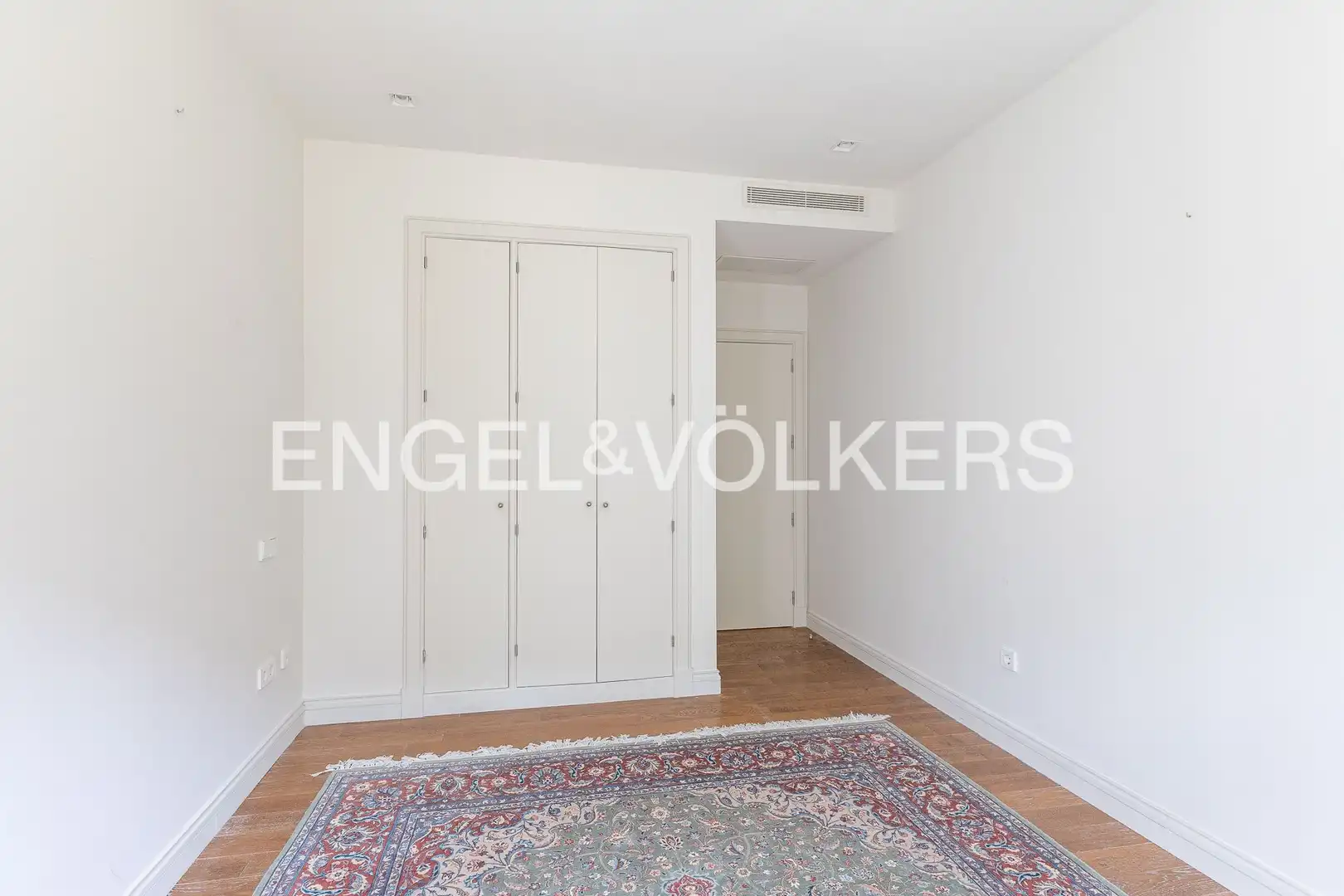 Dormitori de Apartament de lloguer en Madrid amb Aire condicionat, Calefacció i Jardí privat