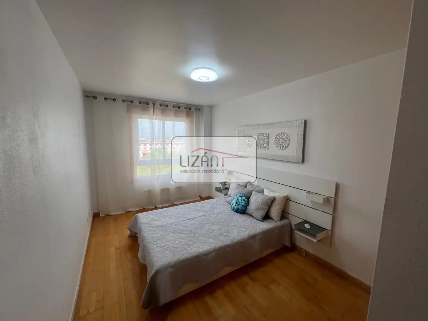 Dormitori de Pis en venda en Oviedo  amb Calefacció i Parquet