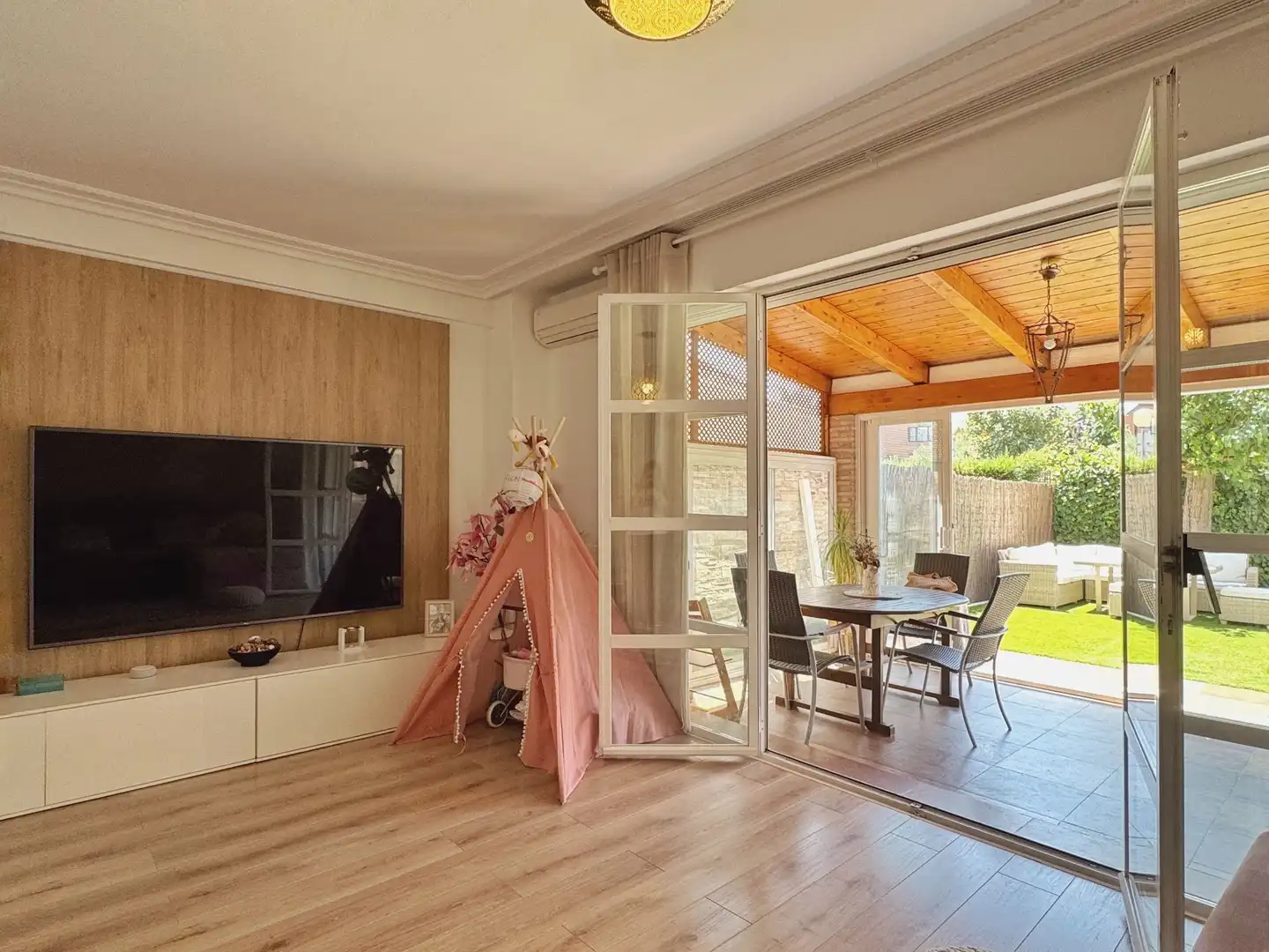 Sala de estar de Casa adosada en venta en Lardero con Aire acondicionado, Calefacción y Jardín privado