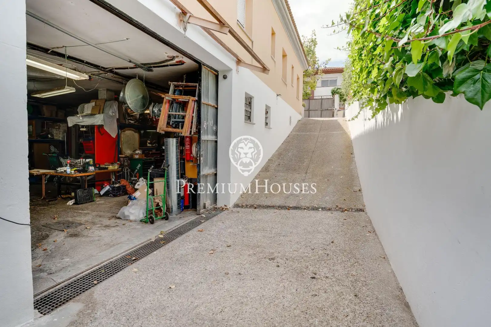 Vista exterior de Casa o chalet en venta en Vilanova i la Geltrú con Aire acondicionado, Calefacción y Jardín privado