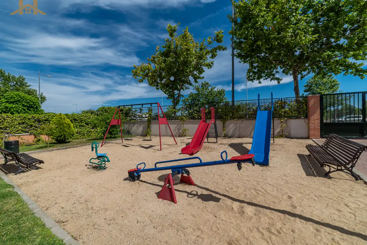 Parking de Planta baja en venta en Navalcarnero con Aire acondicionado, Calefacción y Jardín privado