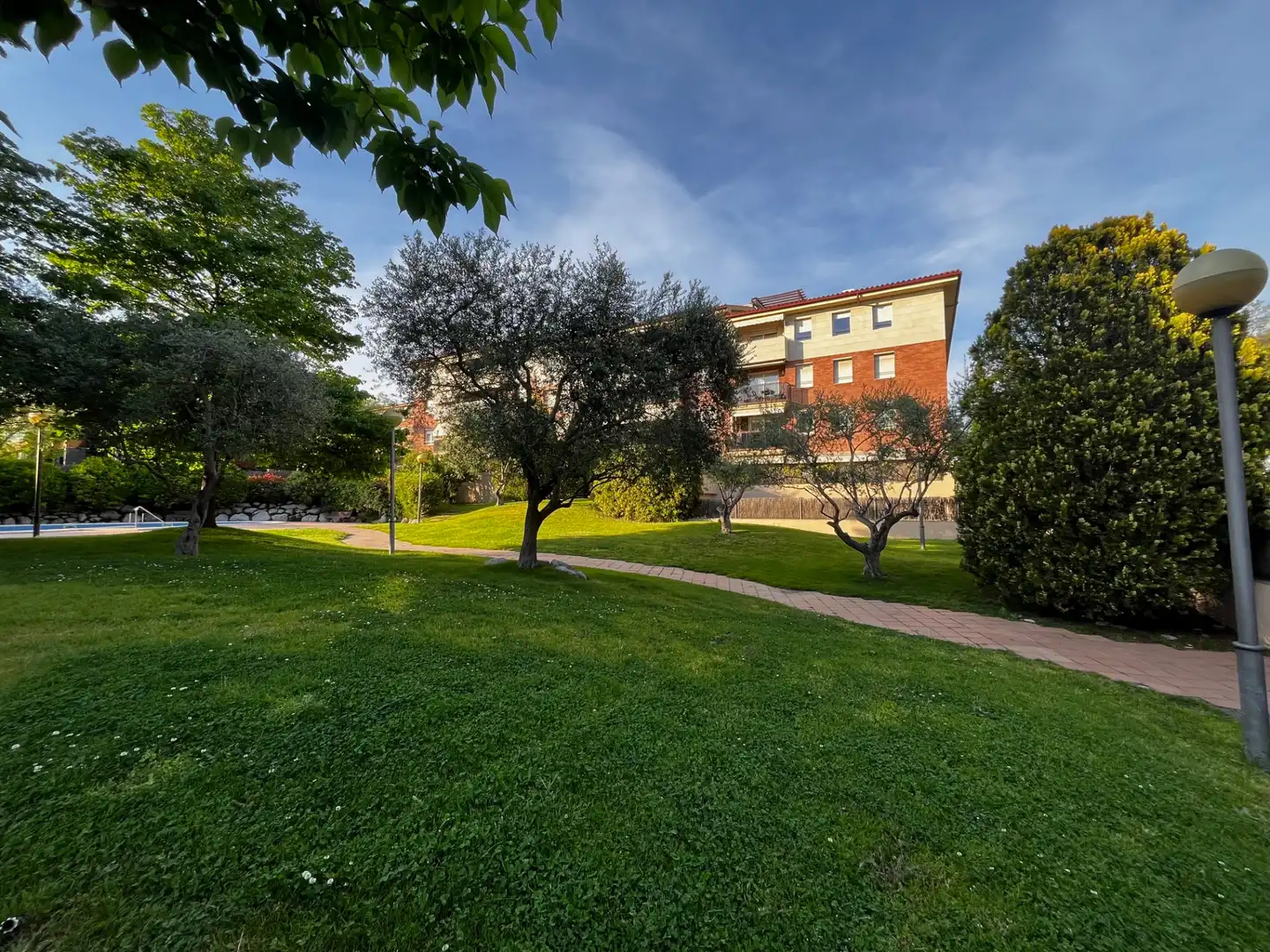 Vista exterior de Planta baixa en venda en Sant Cugat del Vallès amb Aire condicionat, Calefacció i Jardí privat