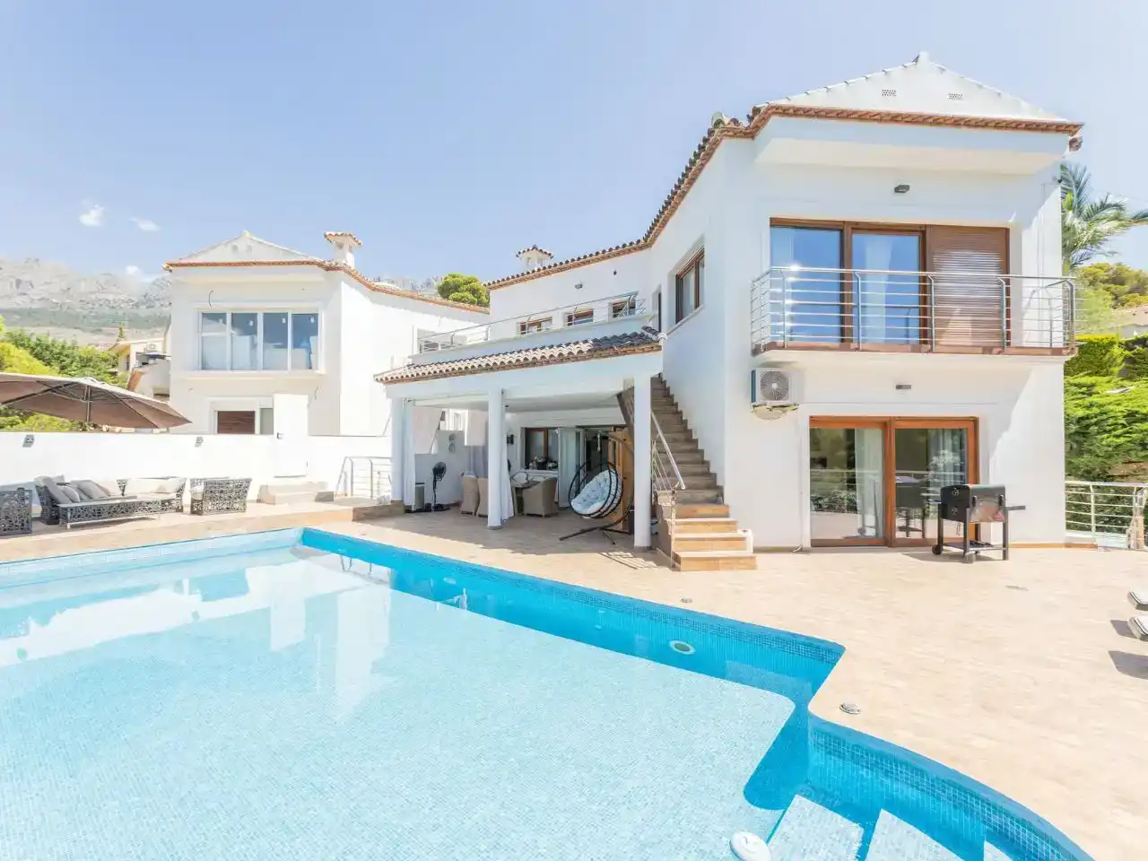 Vista exterior de Casa o xalet en venda en Altea amb Aire condicionat, Piscina i Balcó