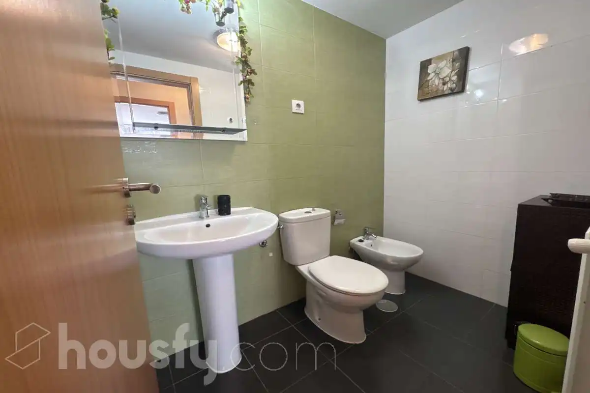 Baño de Piso de alquiler en Valdemoro con Parquet y Amueblado