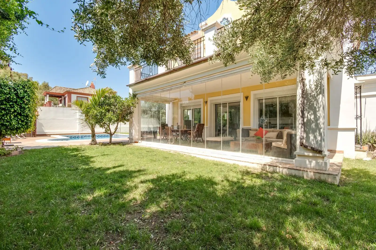 Jardí de Casa o xalet en venda en Manilva amb Aire condicionat, Jardí privat i Piscina