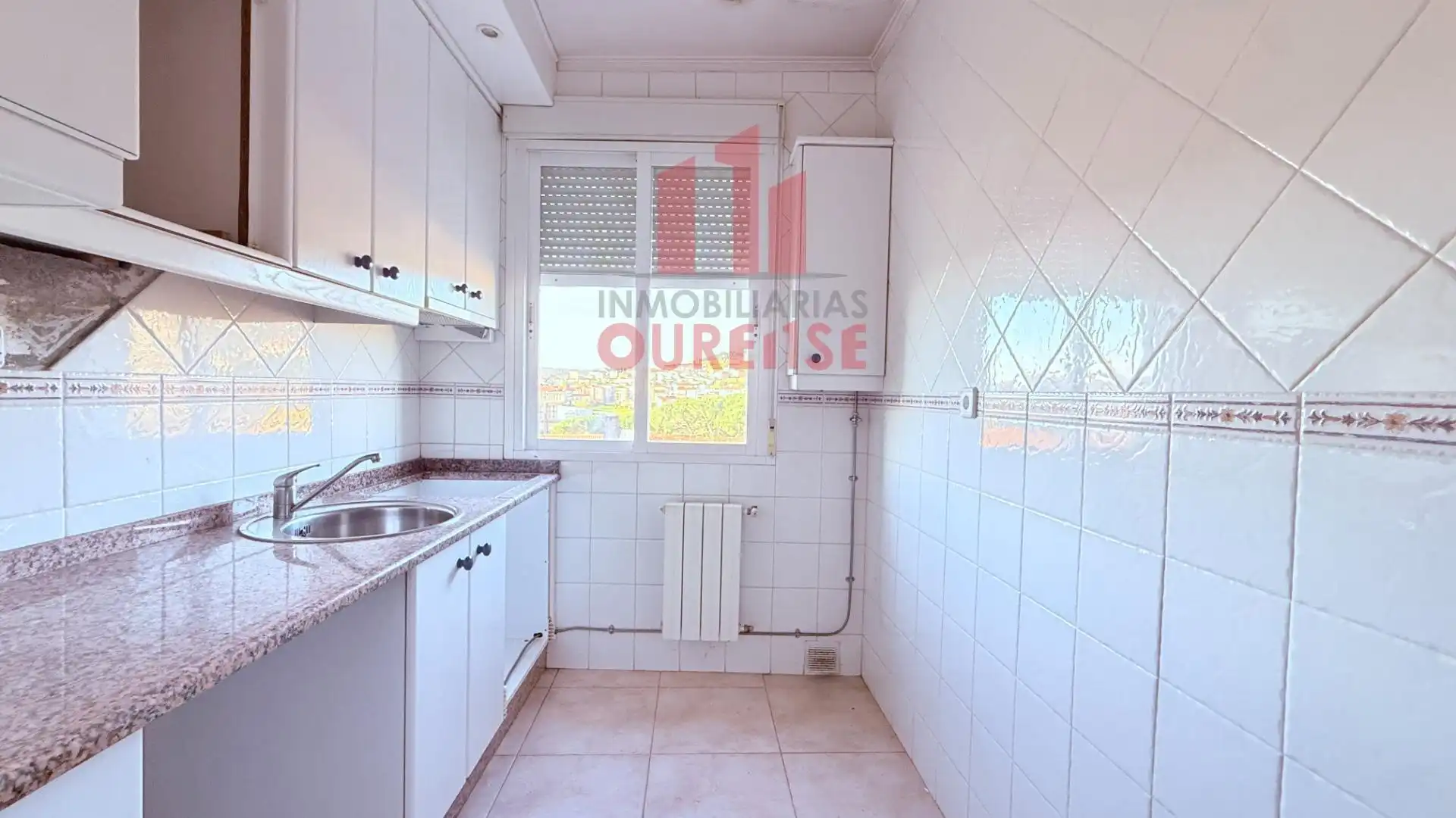 Kitchen of Buildings for sale in Ourense Capital 