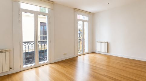 Piso  en Parte Vieja Donostiarra a dos pasos del mar 2 dormitorios, 1 baño, vestidor y  calefacción gas. Luz natural Ideal para di, imatge 3