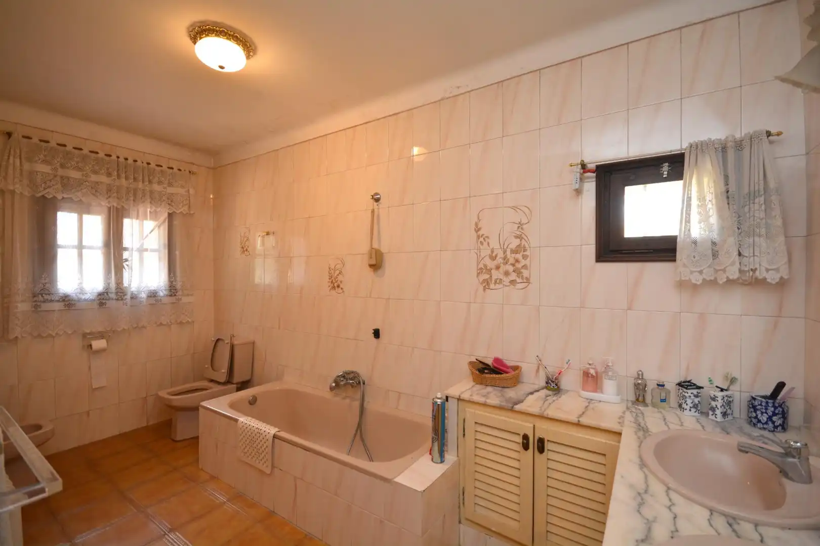 Baño de Finca rústica en venta en Borrassà con Aire acondicionado, Calefacción y Jardín privado