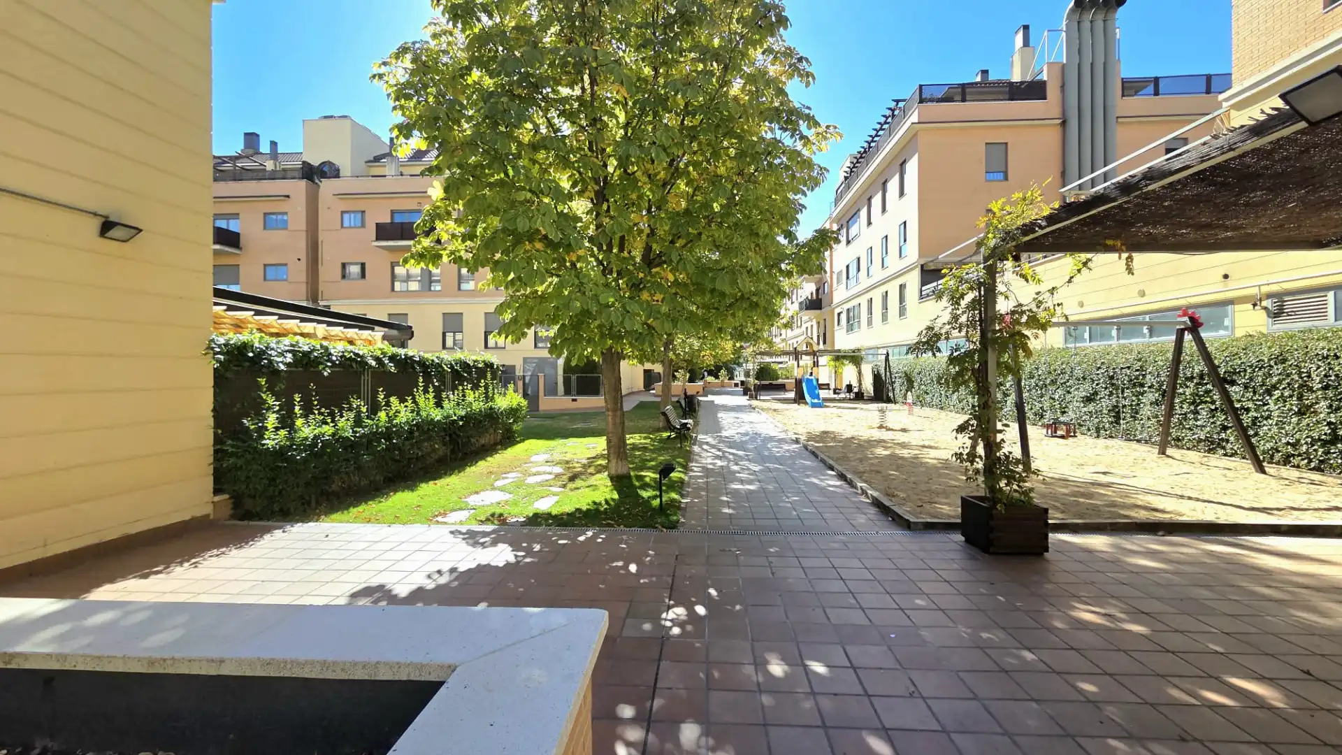 Vista exterior de Piso en venta en Parla con Aire acondicionado, Calefacción y Jardín privado
