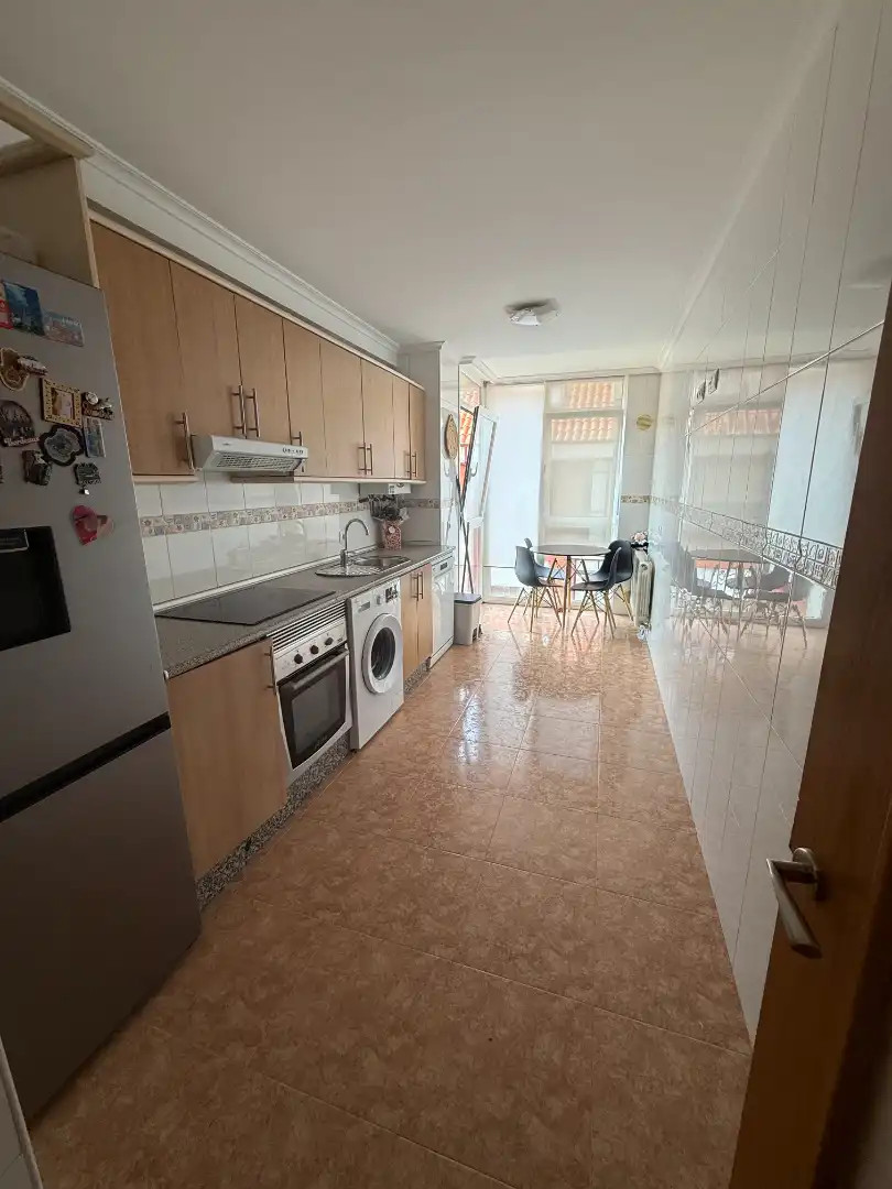 Cuina de Dúplex en venda en León Capital  amb Calefacció, Parquet i Moblat