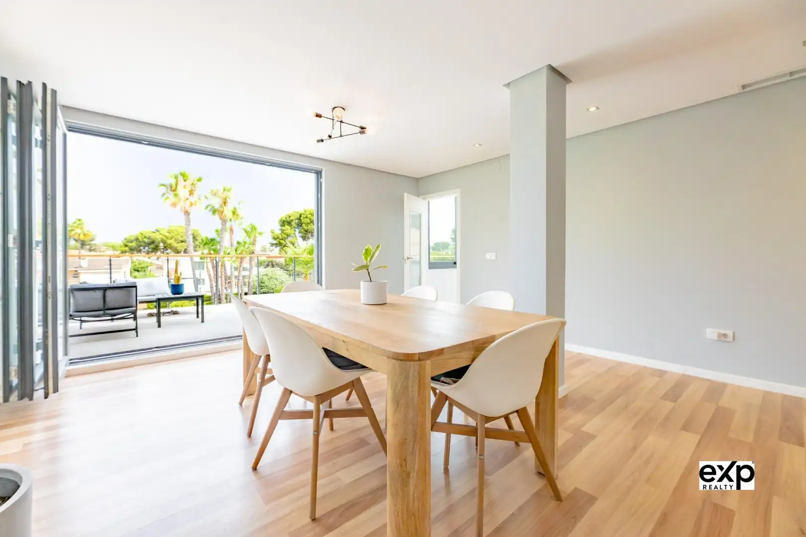 Comedor de Casa o chalet en venta en L'Eliana con Aire acondicionado, Calefacción y Jardín privado