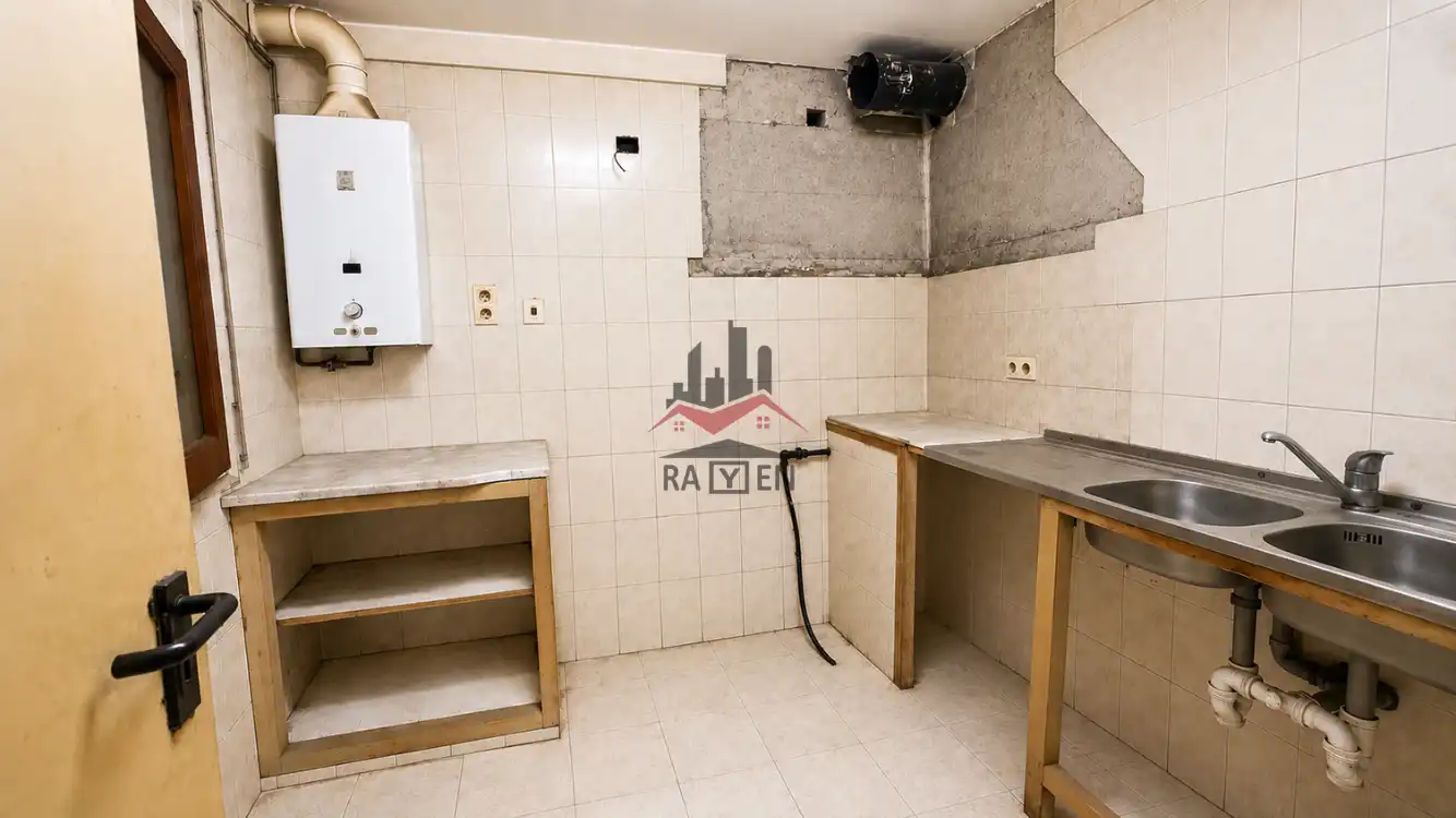 Kitchen of Commercial properties for sale in Figueres