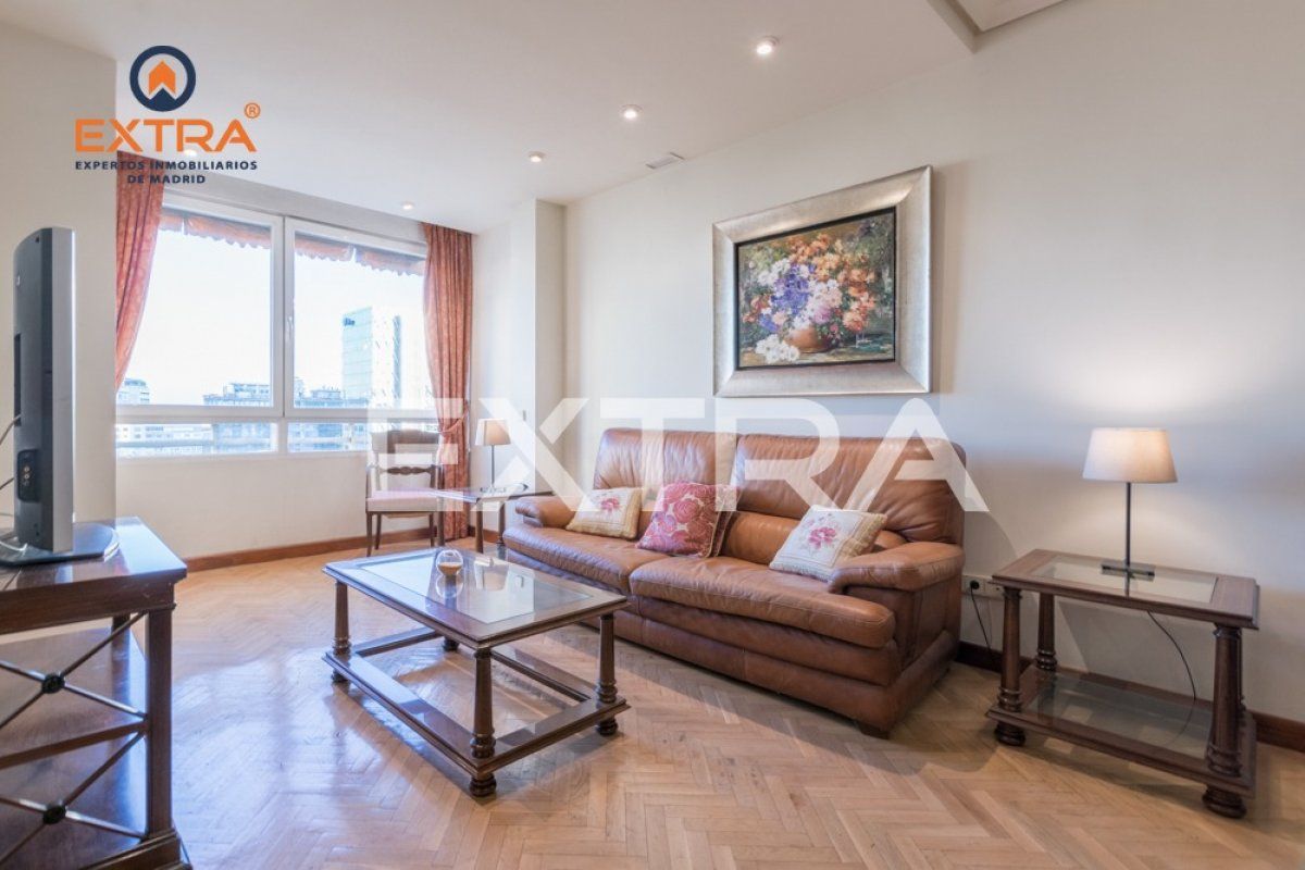 Sala de estar de Piso de alquiler en  Madrid Capital con Aire acondicionado, Parquet y Amueblado