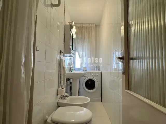 Bathroom of Flat for sale in Madrid  with Parquet flooring and Terrace