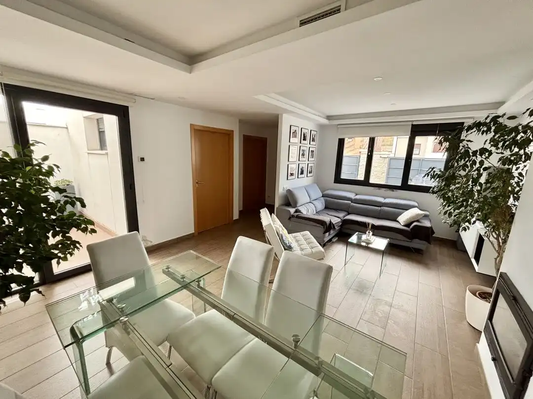 Sala de estar de Casa adosada en venta en Olías del Rey con Aire acondicionado, Calefacción y Piscina