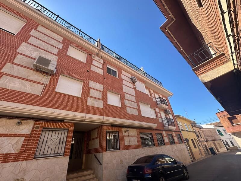 Vista exterior de Pis en venda en Horcajo de Santiago amb Aire condicionat, Calefacció i Jardí privat