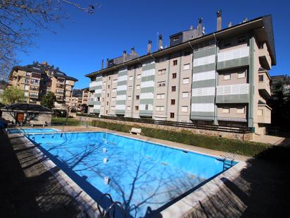 Piscina de Apartament en venda en Jaca amb Calefacció, Parquet i Terrassa