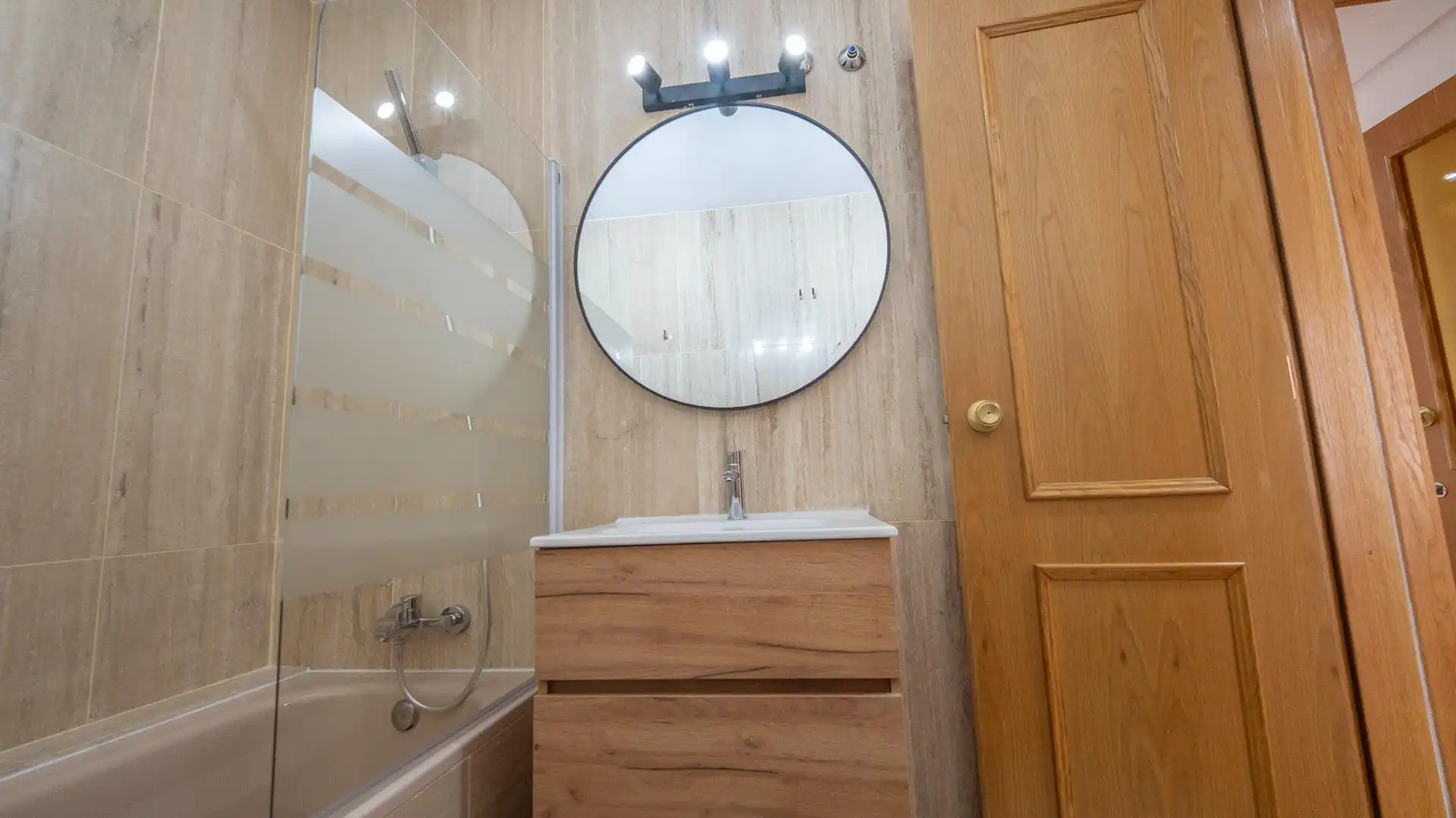 Baño de Estudio de alquiler en Madrid con Aire acondicionado, Calefacción y Parquet