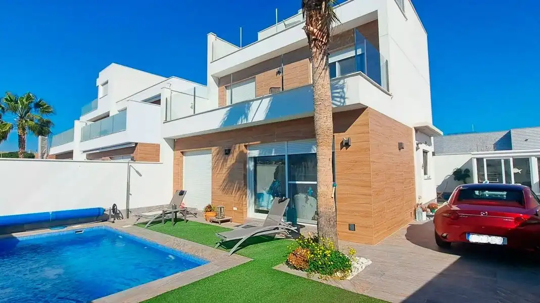 Xalet amb piscina en venda a Pilar de la Horadada ciudad
