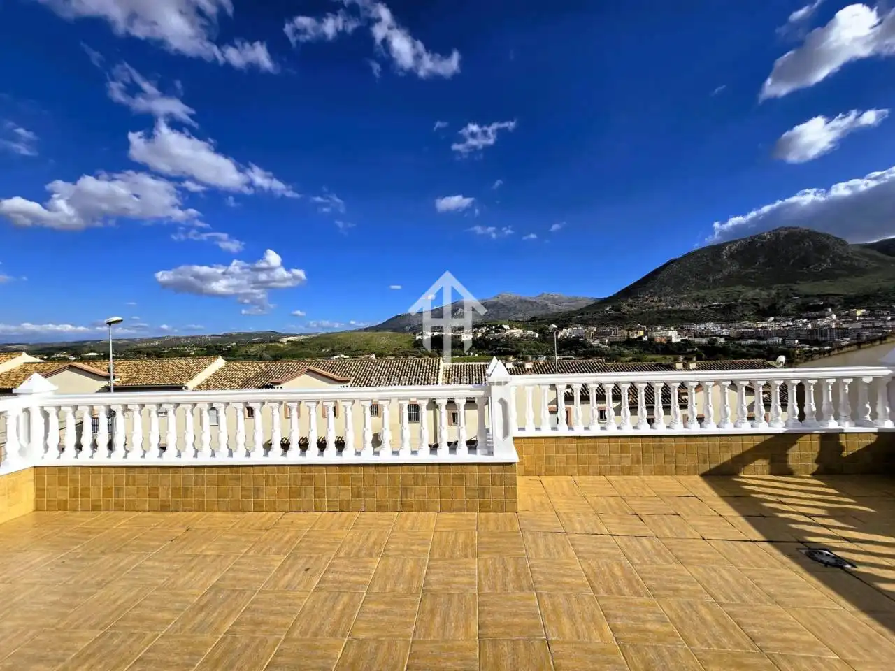 Vista exterior de Casa o xalet en venda en Loja amb Jardí privat, Terrassa i Piscina