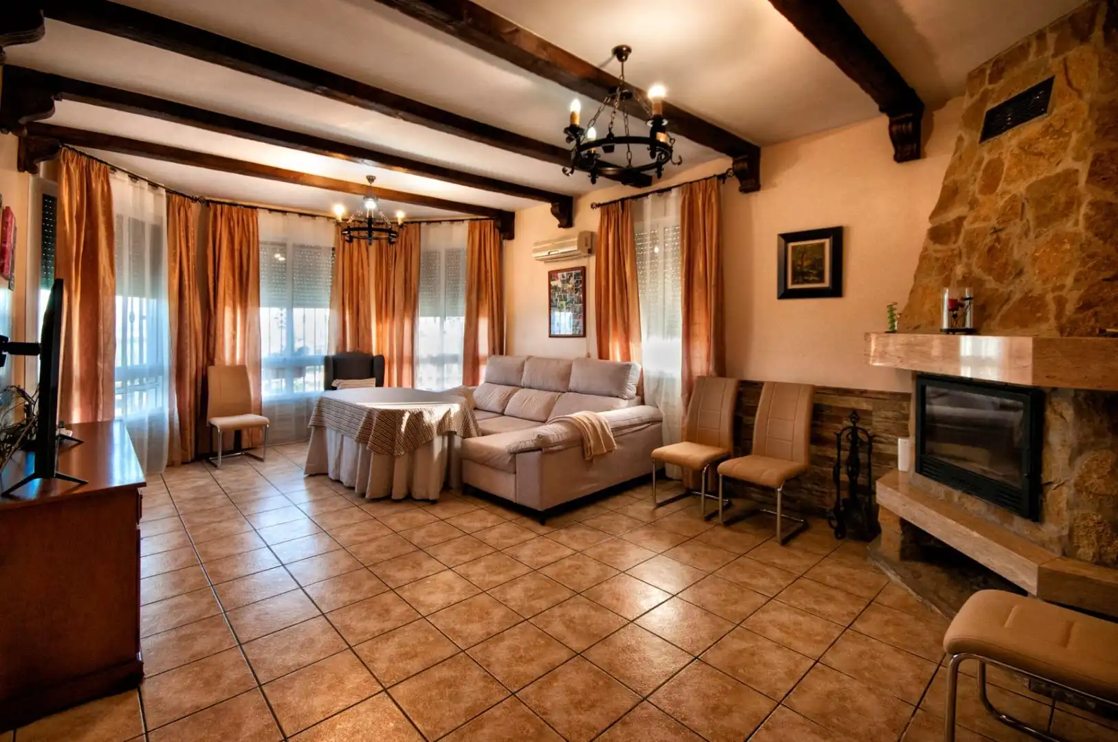 Sala de estar de Finca rústica en venta en Almodóvar del Río con Aire acondicionado, Jardín privado y Piscina