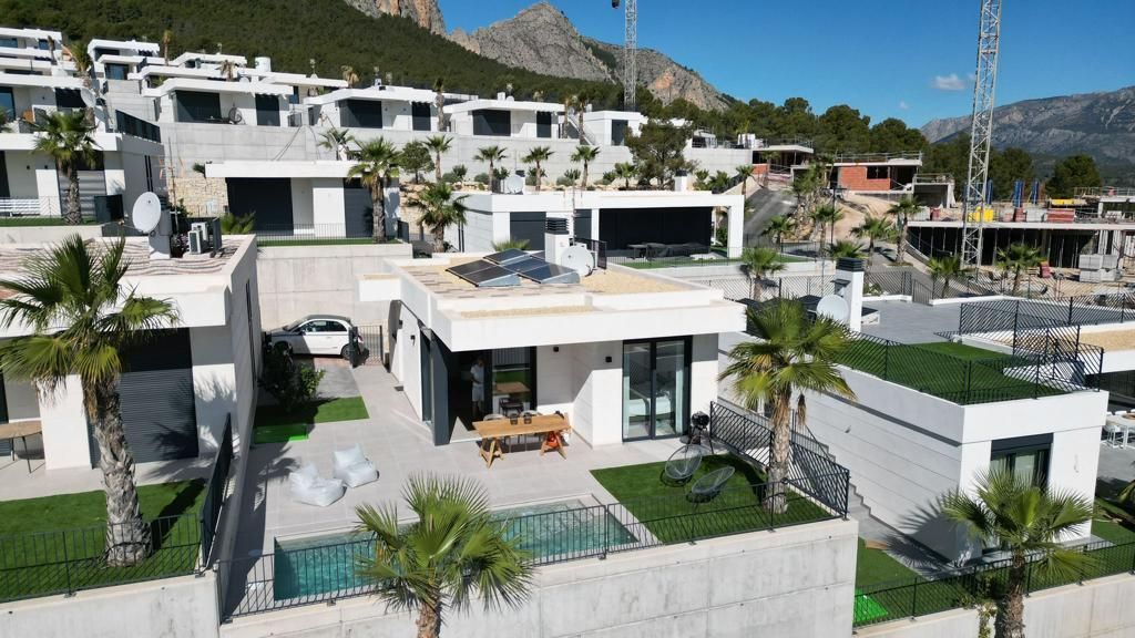 Vista exterior de Casa o xalet en venda en Alicante / Alacant amb Jardí privat